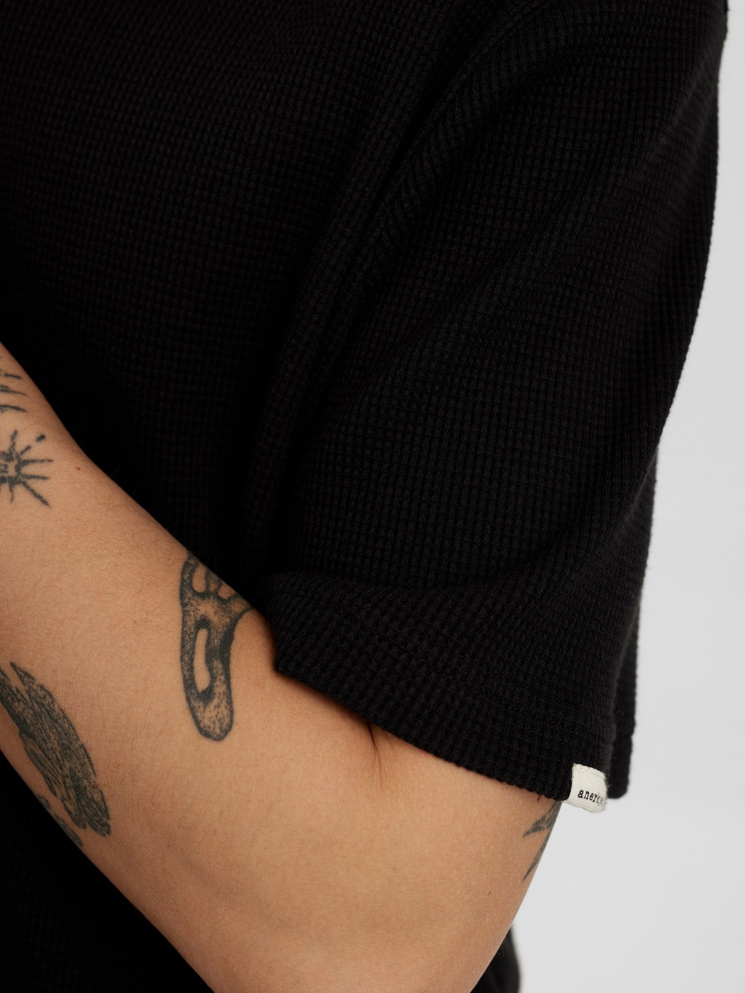Akkikki Short Sleeve Waffle Tee Caviar