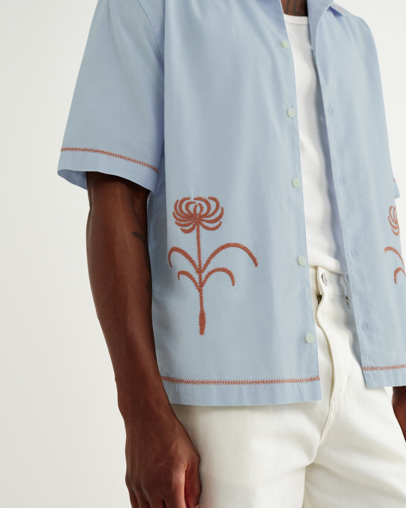 Keats Shirt in Dahlia Embroidery Light Blue/Rust