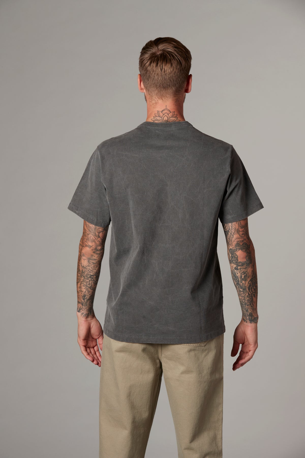 Leo Short Sleeve Crew T in Faded Black