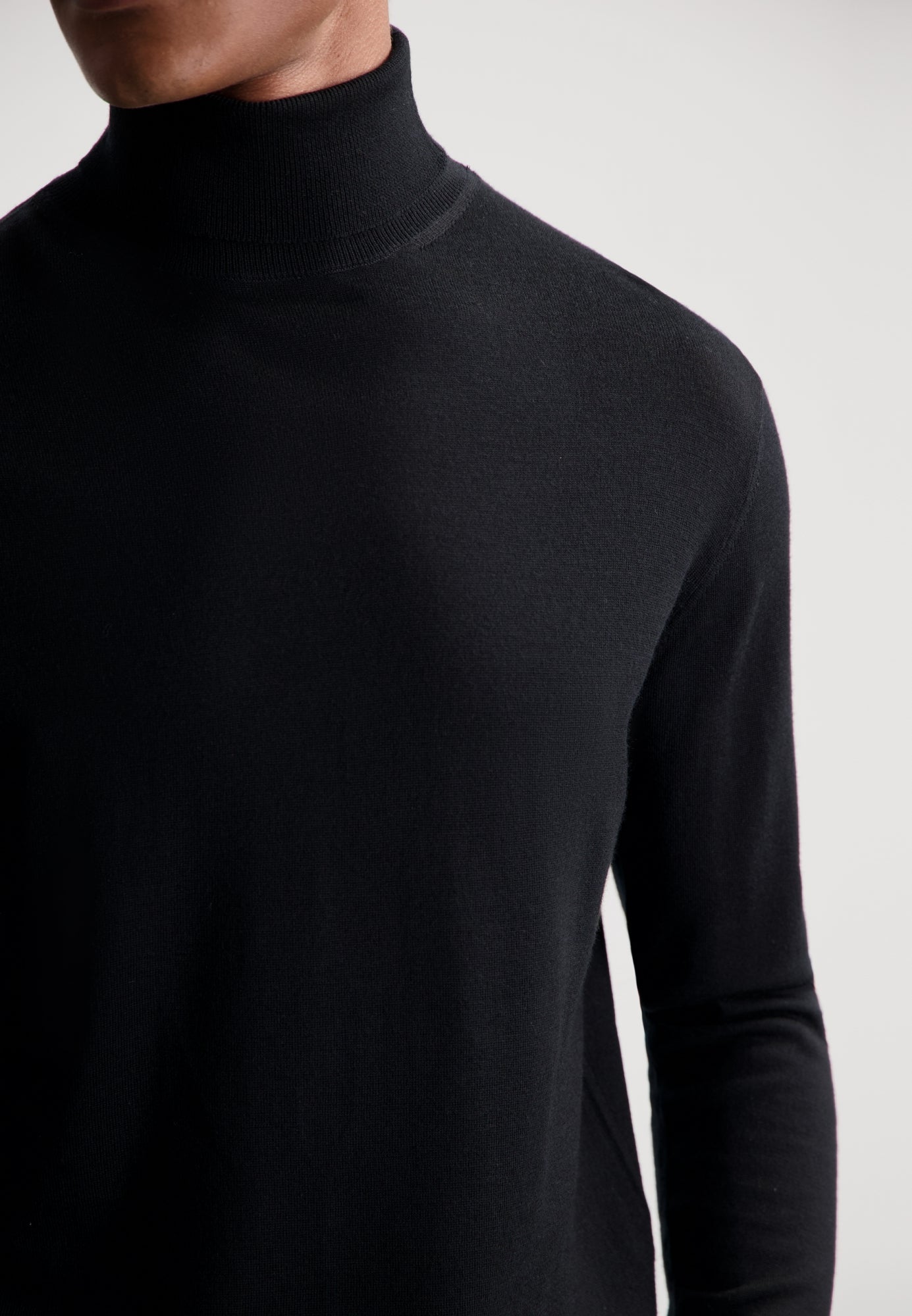 Destin Turtle Neck in Black